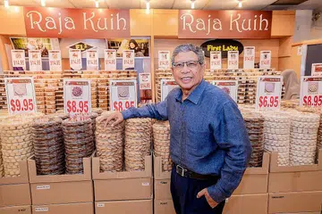 PELBAGAI CARA PIKAT PEMBELI: Di tengah-tengah persaingan hebat, jenama Raja Kuih dan First Lady Encik Salleh Marican menarik pelanggan menerusi pelbagai wadah, termasuk televisyen, radio dan media sosial, selain menawarkan harga berpatutan. - Foto-foto BH oleh NUR DIYANA TAHA