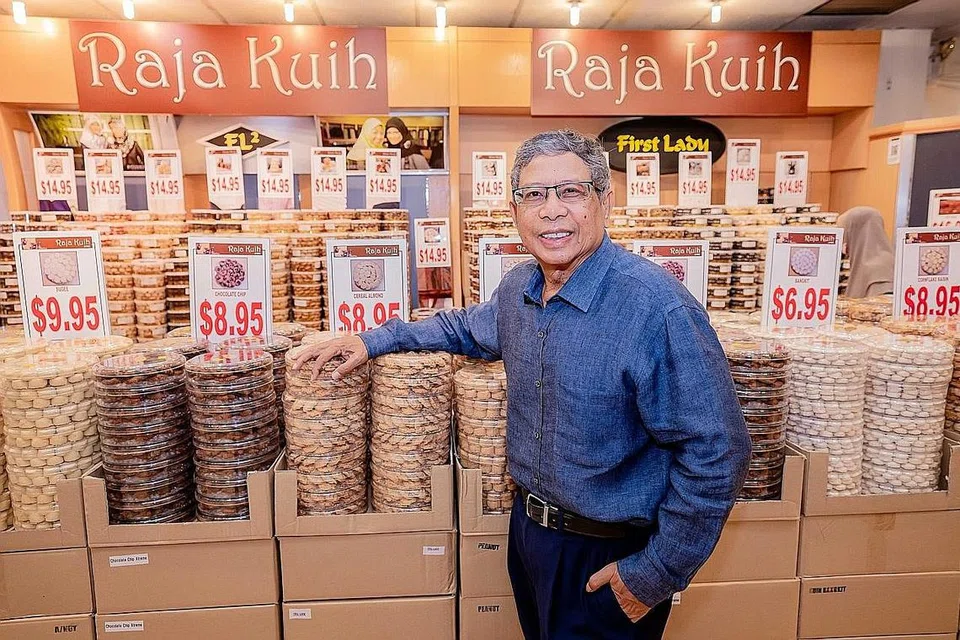 PELBAGAI CARA PIKAT PEMBELI: Di tengah-tengah persaingan hebat, jenama Raja Kuih dan First Lady Encik Salleh Marican menarik pelanggan menerusi pelbagai wadah, termasuk televisyen, radio dan media sosial, selain menawarkan harga berpatutan. - Foto-foto BH oleh NUR DIYANA TAHA