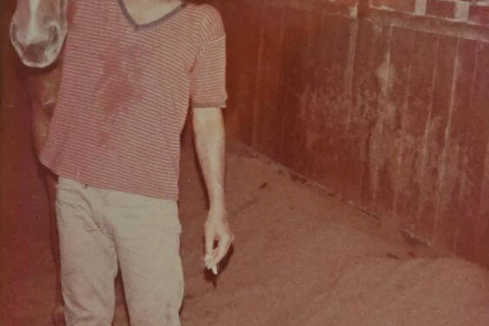 IMBAU MEMORI: Ahmad Wer semasa muda ketika bekerja di sebuah kandang kuda.