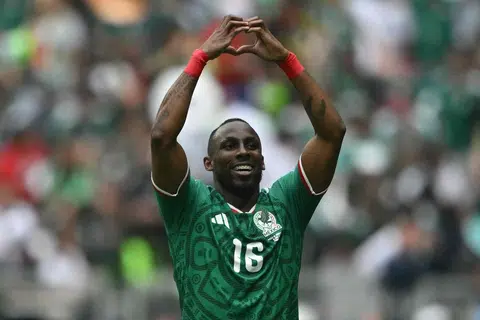 Penyerang Mexico, Julian Quinones, meraikan gol pertama pasukannya ketika menewaskan Afrika Selatan 2-0 di Stadium Azteca pada 11 Jun.