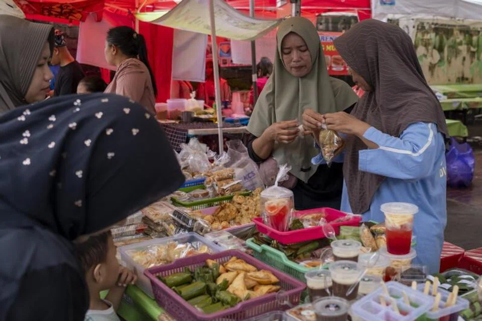 Bazar Ramadan Denpasar, Bali, kuih-muih Ramadan, samosa Bali, gorengan berbuka puasa, juadah berbuka Denpasar