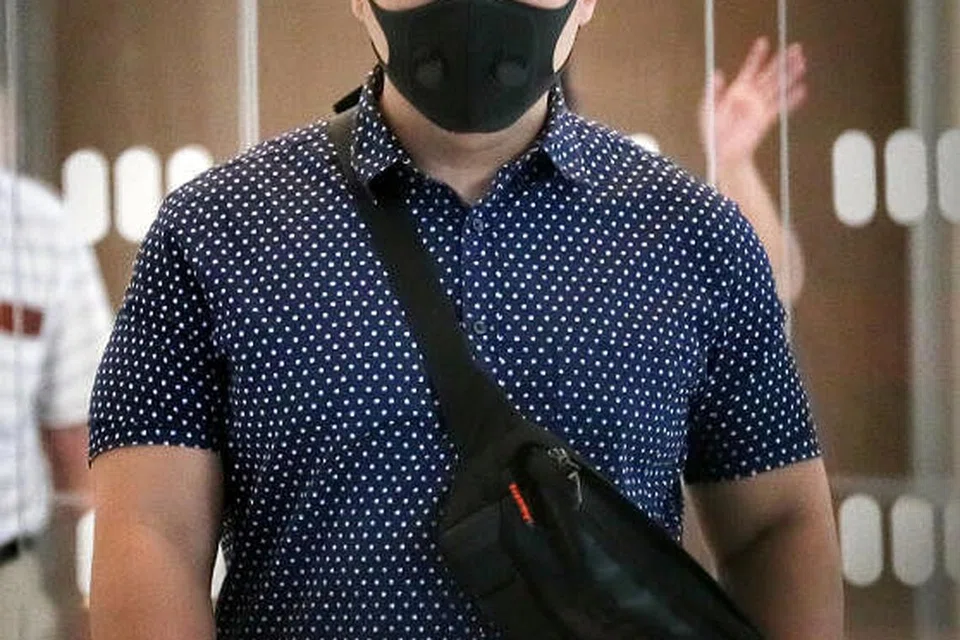 DIDAKWA DI MAHKAMAH: Pengurus dan anak pemilik Restoran Hajah Maimunah, Ismail Didih Ibrahim, didakwa di mahkamah di atas kesalahan melontar botol mengandungi bahan api dengan sumbu kain yang dibakar ke rumah bekas isterinya. - Foto BH oleh KELVIN CHNG