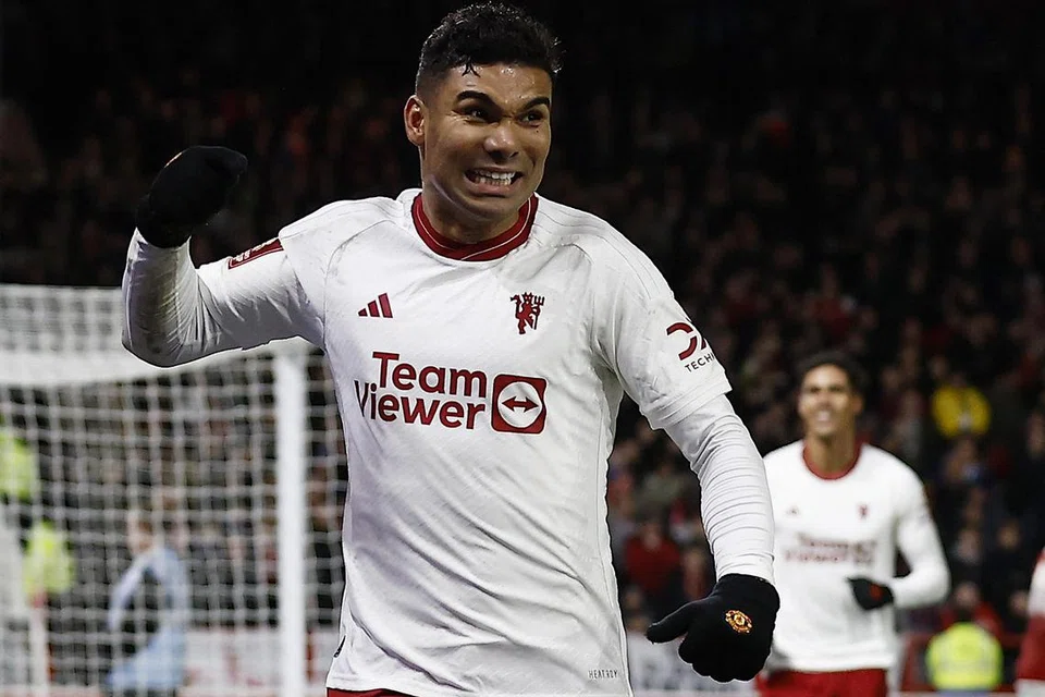 Pemain tengah Manchester United, Casemiro, meraikan gol kemenangan ke atas Nottingham Forest. Kemenangan 1-0 ini bermakna United mara ke peringkat suku akhir Piala FA dan akan menentang Liverpool pada 16 Mac.