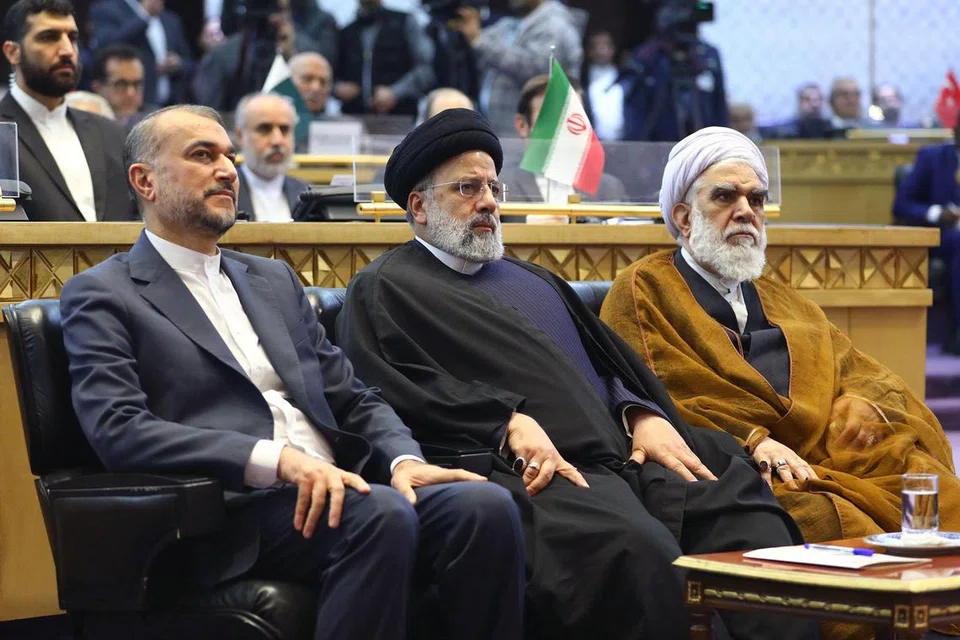 Presiden Iran, Encik Ebrahim Raisi (kanan) dan Menteri Luar, Encik Hossein Amirabdollahian (kiri) maut dalam nahas helikopter.  