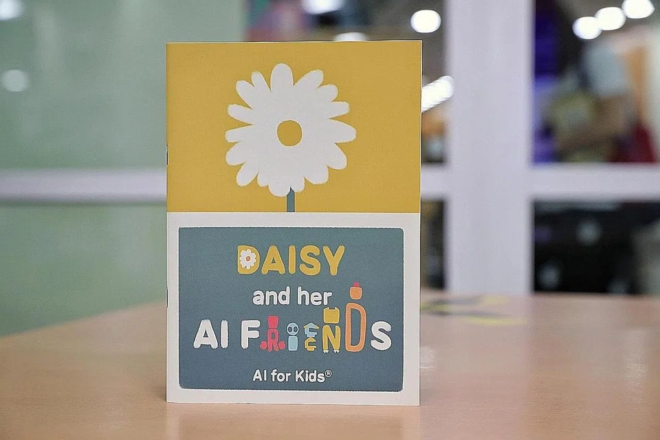 PENGEKODAN BAGI KANAK-KANAK: Buku ini menandakan kali pertama program literasi AI Singapura, AI For Kids diperluaskan kepada kanak-kanak kecil.