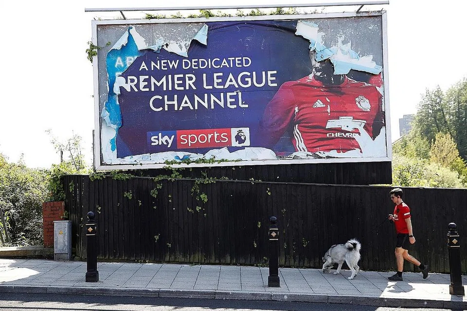 KERUGIAN: Kelab EPL mungkin perlu membayar sekitar £340 juta ($594 juta) kepada penyiar domestik dan antarabangsa meskipun selepas musim dilanjutkan semula. - Foto REUTERS