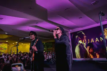 MENGHIBUR: Kugiran Masdo bersama penyanyi Nur Aisyah Aziz di Kelab Masyarakat (CC) Keat Hong menghiburkan para hadirin dalam acara Bulan Bahasa. 