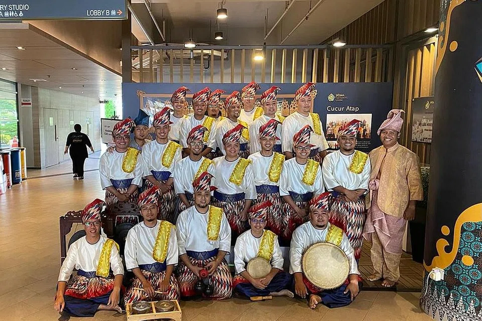 JUARA: Kumpulan Andika melihat pertandingan ini sebagai peranan penting demi memartabatkan bahasa dan budaya Melayu melalui seni warisan. - Foto ANDIKA