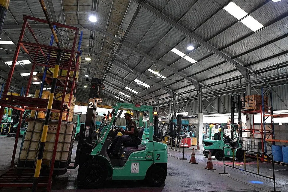 TRAK ANGKAT-SUSUN: Mangsa dihempap mesin yang dibawa sebuah trak angkat-susun yang tumbang. - Foto BH oleh NG SOR LUAN