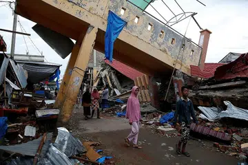 AKIBAT GEGARAN KUAT: Gempa yang melanda Meureudu, Pidie Jaya, telah menyebabkan banyak bangunan runtuh. - Foto REUTERS