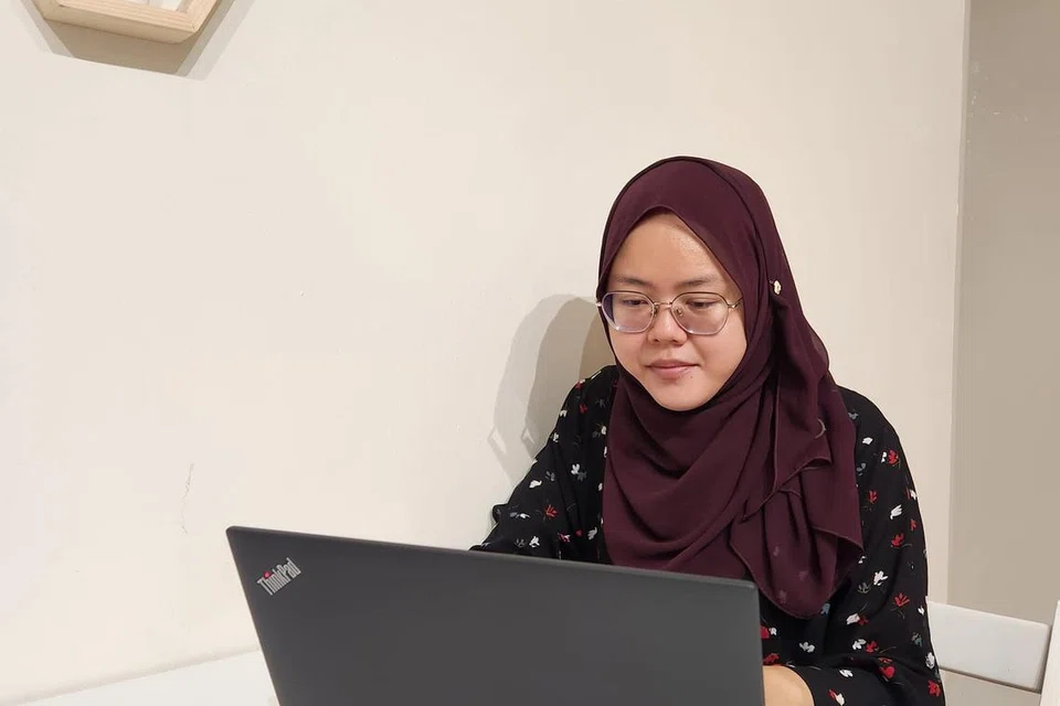 Cik Sia Jingyun Erna Sharida berkata Dermasiswa Pendidikan AMP yang diterimanya telah membantu melengkapkan perjalanan pembelajarannya ketika di universiti, terutamanya dalam pembelian buku teks dan keperluan lain. 