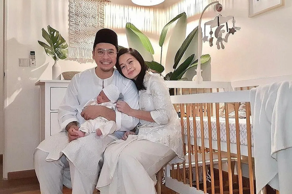 BAHAGIA DI SAMPING KELUARGA: Wartawan Berita Harian, Fakhruradzi Ismail, menceritakan perasaan menjadi bapa kepada bayi lelakinya, Noah Ayden. Bersamanya ialah isteri, Shaikha Nadiah Mattar - Foto ihsan FAKHRURADZI ISMAIL