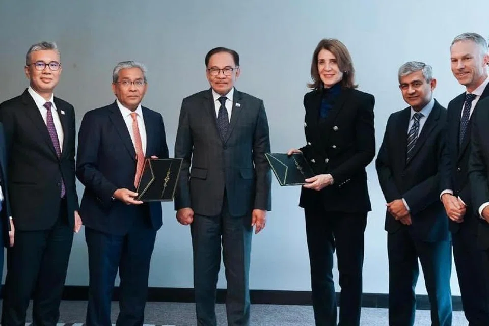 Perdana Menteri Malaysia, Datuk Seri Anwar Ibrahim (tiga dari kiri), diiringi Menteri Pelaburan, Perdagangan dan Industri Malaysia, Tengku Datuk Seri Zafrul Abdul Aziz (kiri sekali), ketika pertemuan dengan Presiden, Ketua Pegawai Pelaburan dan Ketua Pegawai Kewangan Alphabet dan Google, Cik Ruth Porat (lima dari kanan), di San Francisco, Amerika Syarikat, pada November 2023.