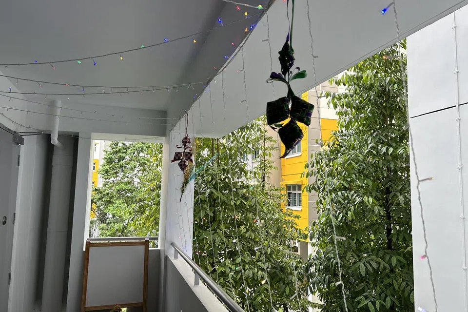 Sepanjang tujuh tahun sejak beliau menetap di Sunshine Gardens, Choa Chu Kang Avenue 5, telah menjadi kebiasaan bagi Encik Muhamad Faizal untuk meriahkan lagi suasana Hari Raya dengan memasang perhiasan lampu lap-lip.