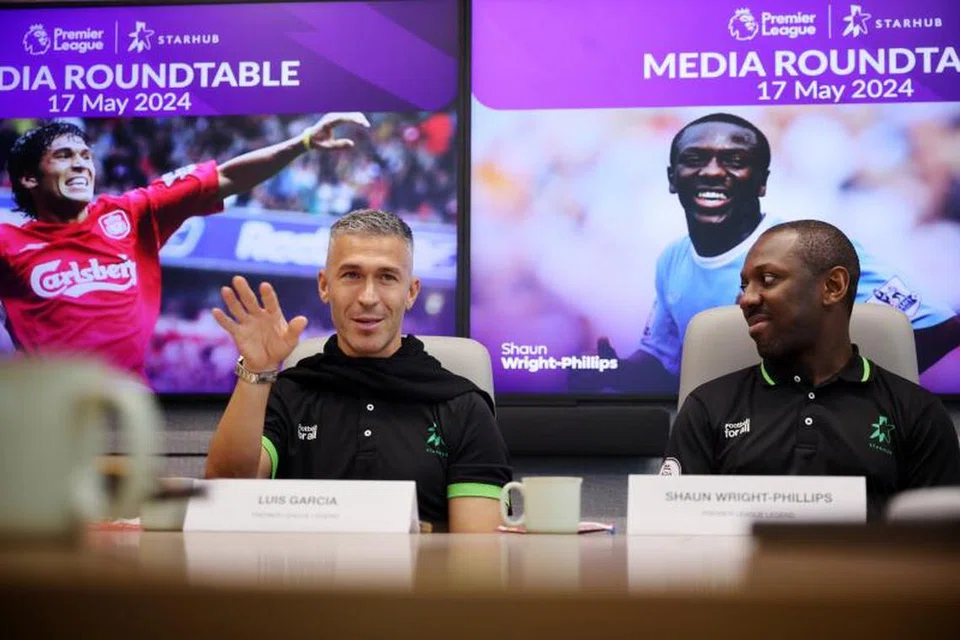 Luis Garcia (kiri), bersama bekas pemain England, Shaun Wright-Phillips,  dalam satu sesi bersama media pada 17 Mei, sebagai sebahagian karnival ‘Football For All’ StarHub di Singapura sempena hari perlawanan terakhir Liga Perdana England.