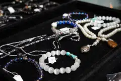 HOBI BUAT AKSESORI: Menghasilkan rantai dan gelang manik merupakan satu lagi nyala rasa Fauziah Latiff yang dikembangkan sebagai perniagaan baru-baru ini.