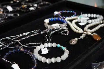 HOBI BUAT AKSESORI: Menghasilkan rantai dan gelang manik merupakan satu lagi nyala rasa Fauziah Latiff yang dikembangkan sebagai perniagaan baru-baru ini.