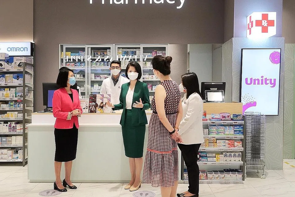 KERJASAMA DENGAN FARMASI: Cik Sun Xueling (tengah) disertai (dari kiri) Ketua Pegawai Eksekutif FairPrice Group (Perniagaan Runcit), Cik Elaine Heng; ahli farmasi, Encik Riduwan; Pengurus Besar FairPrice (Kesihatan & Kesejahteraan), Cik ST Ang; dan pengurus Farmasi, Cik Grace Yeo ketika melawat Farmasi Unity di VivoCity semalam. - Foto BH oleh GAVIN FOO