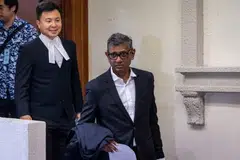 Peguam-peguam bagi 1MDB, Encik Lee Shih (tengah) dan Encik Siva Kumar Kanagasabai (kanan) ketika di luar Mahkamah Lumpur pada 25 November.