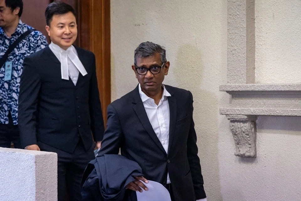 Peguam-peguam bagi 1MDB, Encik Lee Shih (tengah) dan Encik Siva Kumar Kanagasabai (kanan) ketika di luar Mahkamah Lumpur pada 25 November.