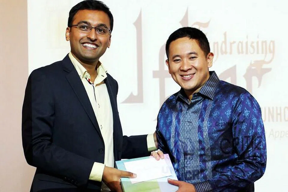 BERI SOKONGAN: Anggota lembaga Crix, Encik Akbar Makani (kiri), memberikan cenderahati kepada tetamu terhormat, Encik Amrin Amin, di acara iftar Ahad lalu. - Foto CRITICAL XCHANGE