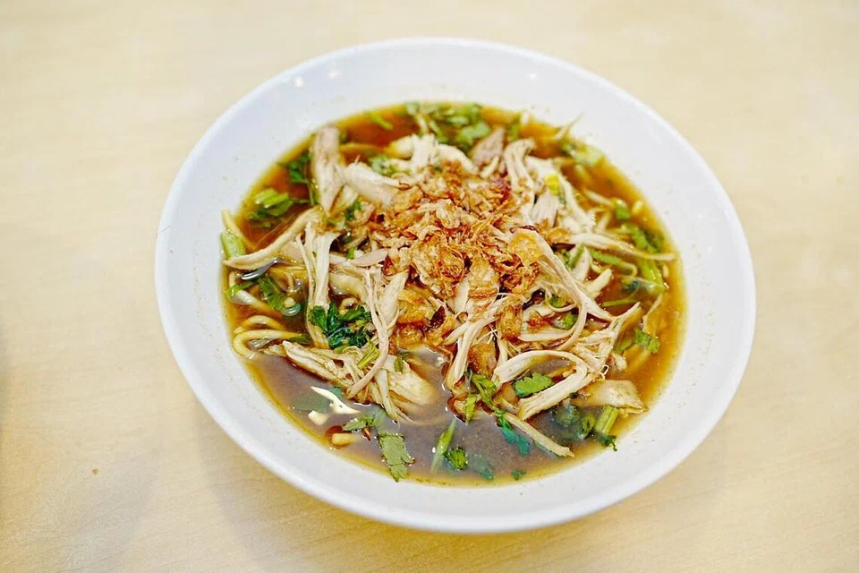 Pelanggan boleh menikmati semangkuk mi soto di cawangan Warong Pak Sapari sebelum pelanggan yang berminat dapat membeli pes soto segara.