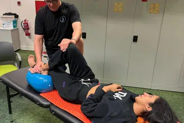 RAWATAN PAKAR: Pengasas teknik regangan, microStretching, Dr Nikos Apostolopoulos, membantu Shanti Pereira menjelang kempen Kejohanan Dunia. 
