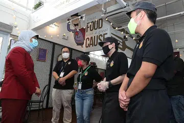 KAFE ISTIMEWA: Wawancara bersama Presiden Halimah Yacob dalam The BM Show telah diadakan di Professor Brawn Bistro yang terletak di Enabling Village. - Foto BM TIMOTHY DAVID