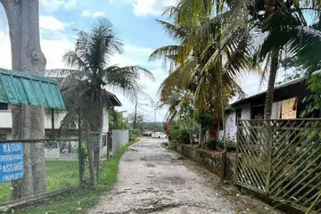 Jalan masuk ke bangunan Madrasah Luqmanul Hakim. yang terletak dekat rumah  keluarga suspek serangan di Balai Polis Ulu Tiram, di Kampung Sungai Tiram, Johor, yang tidak beroperasi sejak 2001.