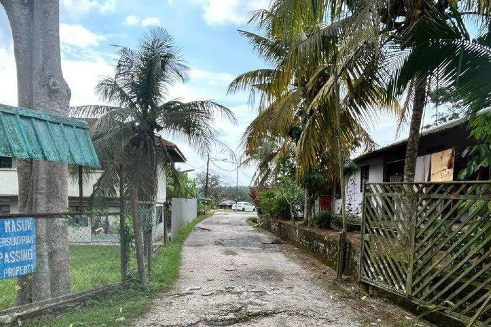Jalan masuk ke bangunan Madrasah Luqmanul Hakim. yang terletak dekat rumah  keluarga suspek serangan di Balai Polis Ulu Tiram, di Kampung Sungai Tiram, Johor, yang tidak beroperasi sejak 2001.