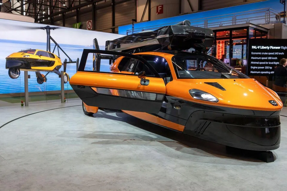 Contoh kereta terbang di negara lain: DIPAMERKAN: Kereta terbang PAL-V Liberty Pioneer Edition buatan firma Belanda ini dipamerkan di Pertunjukan Motor Antarabangsa Geneva di Switzerland awal bulan ini. - Foto EPA-EFE 