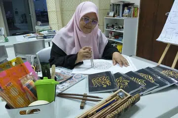 SENI KHAT: Ustazah Nur Fathiah Abdussamad mahu mengembangkan keindahan cabang seni Islam menerusi seni khat Islam yang menurutnya tidak terbatas pada soal hukum dan malah keindahan cabang seni Islam dapat mendekatkan hamba kepada Pencipta. - Foto BH oleh SUHAIMI MOHSEN