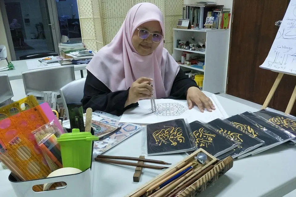 SENI KHAT: Ustazah Nur Fathiah Abdussamad mahu mengembangkan keindahan cabang seni Islam menerusi seni khat Islam yang menurutnya tidak terbatas pada soal hukum dan malah keindahan cabang seni Islam dapat mendekatkan hamba kepada Pencipta. - Foto BH oleh SUHAIMI MOHSEN