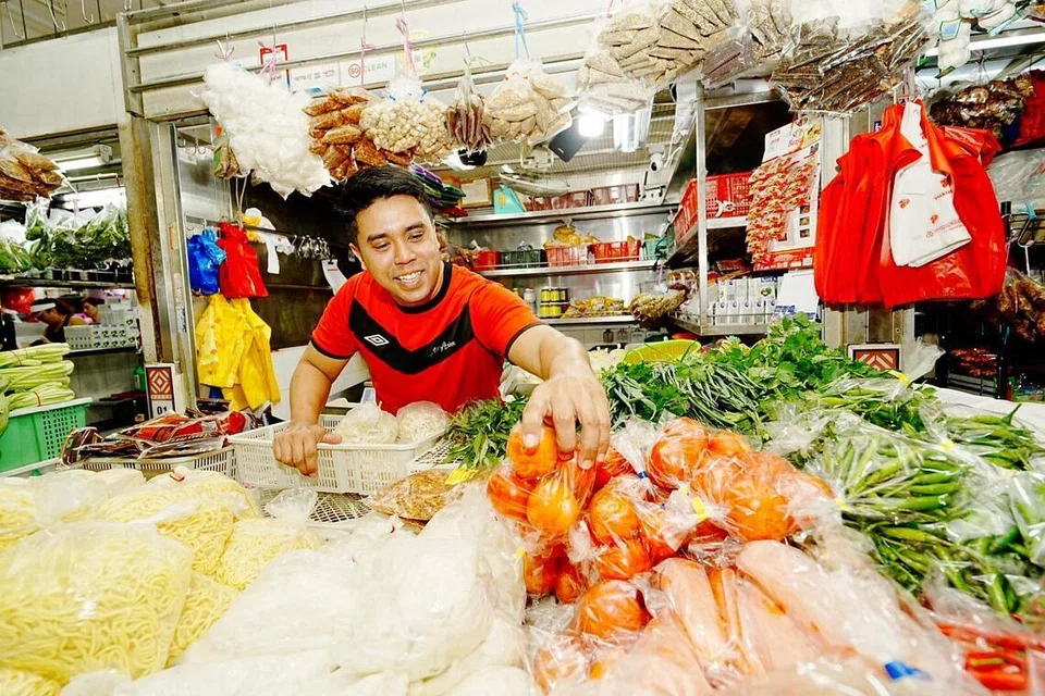 Harga sayur dan barangan kering juga tidak terkecuali. Menurut pemilik generasi kedua kedai Anwar Mini Market, Encik Taufiq Anwar Deen, hanya beberapa barang tertentu sahaja seperti minyak, bawang Bombay dan lada kering yang diimport dari luar negara mengalami kenaikan harga.