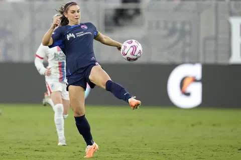 TERUS MENYERLAH: Pada usia 34 tahun, Alex Morgan mungkin hampir ke akhir kerjaya bola sepaknya.