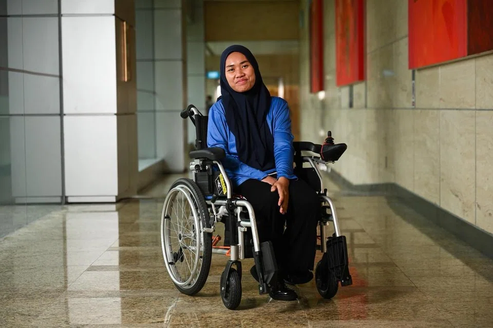 Meskipun Cik Nurazah Mazlan, memerlukan kerusi roda bermotor untuk bergerak, beliau tetap kekal positif.