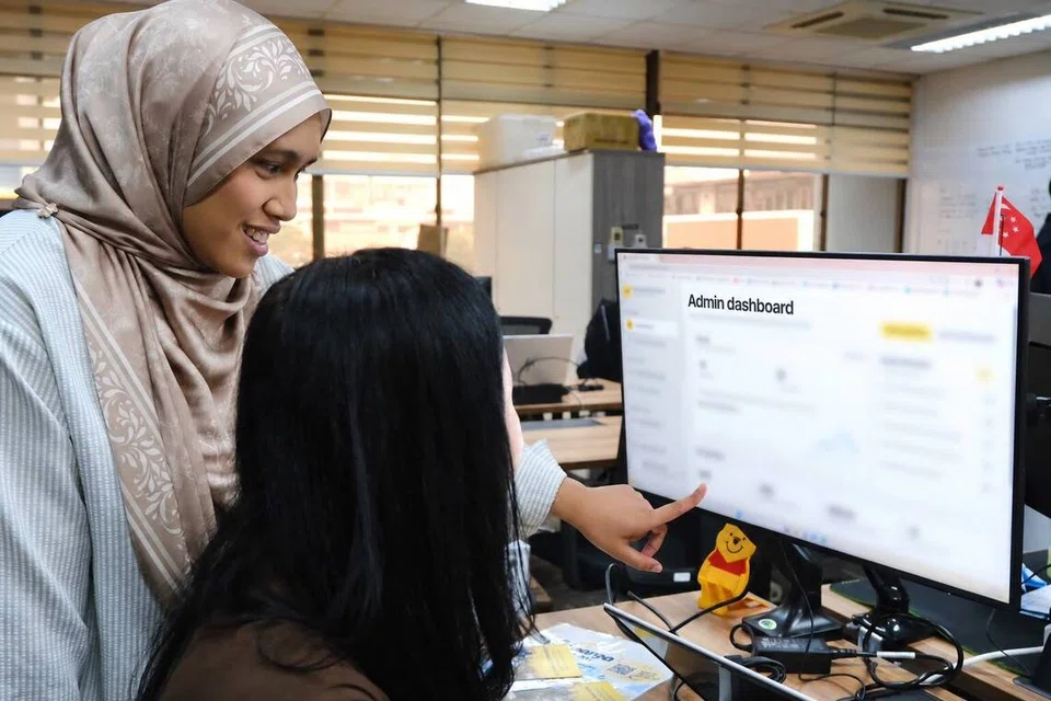 Kakitangan Yayasan Mendaki memantau papan pemuka atau ‘dashboard’ di komputer menggunakan kecerdasan buatan (AI) untuk mengumpulkan dan menunjukkan data seperti Objektif dan Hasil Utama (OKR) dan Petunjuk Prestasi Utama (KPI) bagi kesemua 12 jabatan Mendaki dalam masa nyata.
