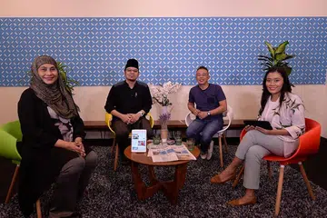 SOAL KAHWIN SEMASA COVID-19: (Dari kiri) Hos, Hanim Mohd Saleh; naib kadi, Ustaz Muhamad Nuzhan Abdul Halim; pengarah urusan syarikat Amani Weddings, Encik Mohamed Nor Ismail, atau lebih dikenali sebagai Kino; dan hos, Irma Kamarudin, berbincang tentang keprihatinan dan cabaran yang dihadapi bakal pengantin semasa pandemik ini dalam episod ketujuh The BM Show. - Foto BH oleh NUR HUMAIRA SAJAT