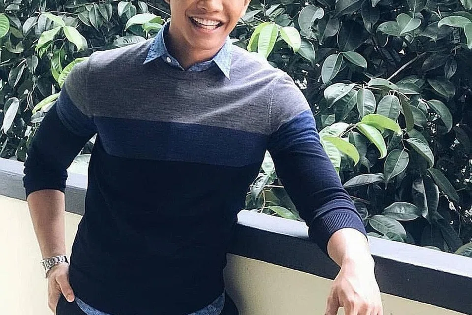 PERKASA DIRI: Fadli Kamsani teruja dapat menambah kemahiran dalam pelbagai bidang yang ada kaitan dengan budaya dan bahasa Melayu daripada silat, kompang, tarian dan kini penyiaran radio di stesen Warna 942FM. - Foto INSTAGRAM FADLI KAMSANI