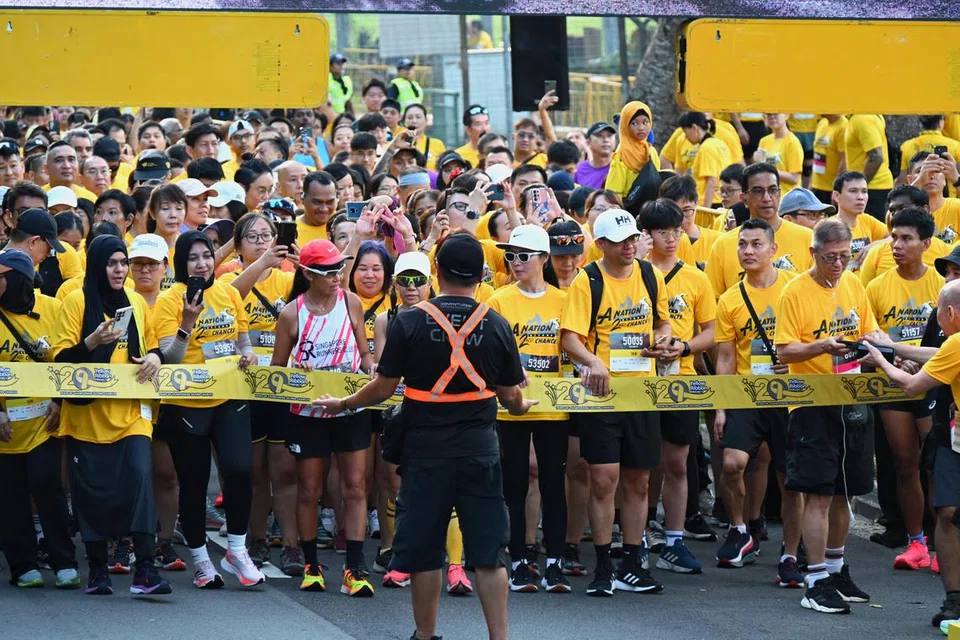 Peserta larian lima kilometer sedang berkobar-kobar menunggu semboyan dibunyikan bagi memulakan larian. 