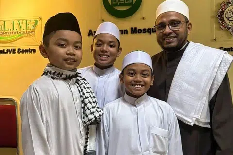 (dari kanan) Bersama Mufti Dr Nazirudin Mohd Nasir, Sheikh Saifuddin Suhaimi, Sheikh Salahuddin Suhaimi dan Yusuf Didi Harfiyan Yusuf merupakan antara peserta Imam dan Bilal Muda Masjid Assyakirin.