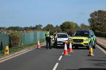 Sekatan jalan polis di RAF Fairford, Gloucestershire, Britain, pada 28 September, selepas lima lelaki ditahan kerana disyaki melakukan kesalahan berkaitan bahan letupan dan keganasan berhampiran pangkalan tentera itu. Pemeriksaan kemudian mendapati tiada bahan letupan dalam tiga van yang disiasat, namun polis menemui sejumlah petrol. RAF Fairford digunakan tentera udara Amerika Syarikat, termasuk bagi operasi serangan terhadap Iran.