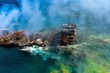CEMAR LAUT: Kepulan asap akibat kebakaran atas kapal MV X-Press Pearl yang tenggelam ke laut dalam berdekatan Pelabuhan Colombo, Sri Lanka, 2 Jun lalu. - Foto TENTERA UDARA SRI LANKA/REUTERS