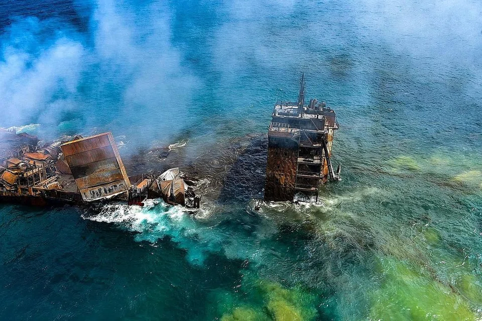 CEMAR LAUT: Kepulan asap akibat kebakaran atas kapal MV X-Press Pearl yang tenggelam ke laut dalam berdekatan Pelabuhan Colombo, Sri Lanka, 2 Jun lalu. - Foto TENTERA UDARA SRI LANKA/REUTERS