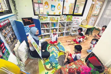 PERBAIKI USAHA: Dr Mukhlis berkata kita perlu mengembangkan penguasaan bahasa ibunda kanak-kanak dengan mendedahkan mereka kepada ilmu dan konteks kehidupan lebih luas melalui bahasa itu. Cara ini membolehkan anak mengenali kosa kata dan menggunakannya dalam konteks lebih besar.