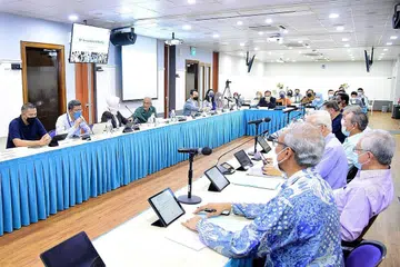 MESYUARAT AGUNG: Sekitar 50 orang hadir di Mesyuarat Agung Tahunan Yayasan Mendaki ke-33 kelmarin, yang dipengerusikan Menteri Pembangunan Sosial dan Keluarga, Encik Masagos Zulkifli Masagos Mohamad, yang juga pengerusi Mendaki, dan turut dihadiri Encik Zaqy Mohamad (menghadap kamera, empat dan lima dari kiri). - Foto YAYASAN MENDAKI