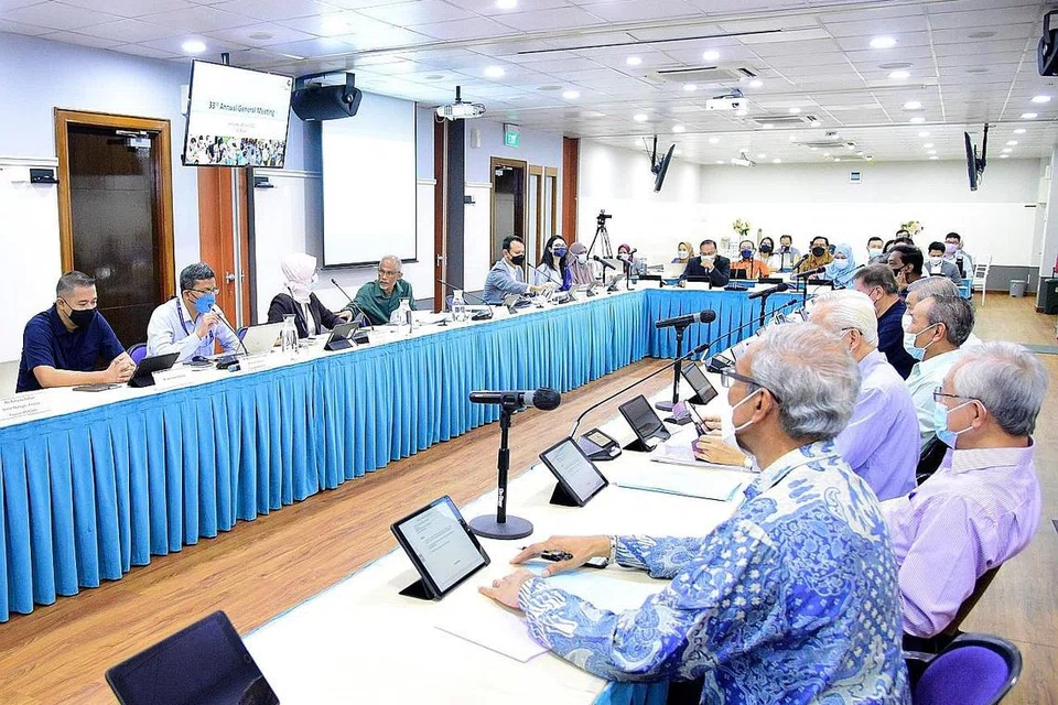 MESYUARAT AGUNG: Sekitar 50 orang hadir di Mesyuarat Agung Tahunan Yayasan Mendaki ke-33 kelmarin, yang dipengerusikan Menteri Pembangunan Sosial dan Keluarga, Encik Masagos Zulkifli Masagos Mohamad, yang juga pengerusi Mendaki, dan turut dihadiri Encik Zaqy Mohamad (menghadap kamera, empat dan lima dari kiri). - Foto YAYASAN MENDAKI