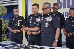 LEBURKAN SINDIKET: Pengarah Jabatan Siasatan Jenayah Komersial Bukit Aman, Datuk Seri Ramli Mohamed Yoosuf (tiga dari kiri), menunjukkan antara peralatan yang dirampas berkait kes penipuan pelaburan kripto pada 24 Januari. 