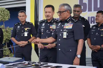 LEBURKAN SINDIKET: Pengarah Jabatan Siasatan Jenayah Komersial Bukit Aman, Datuk Seri Ramli Mohamed Yoosuf (tiga dari kiri), menunjukkan antara peralatan yang dirampas berkait kes penipuan pelaburan kripto pada 24 Januari. 