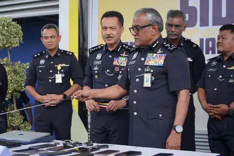 LEBURKAN SINDIKET: Pengarah Jabatan Siasatan Jenayah Komersial Bukit Aman, Datuk Seri Ramli Mohamed Yoosuf (tiga dari kiri), menunjukkan antara peralatan yang dirampas berkait kes penipuan pelaburan kripto pada 24 Januari. 